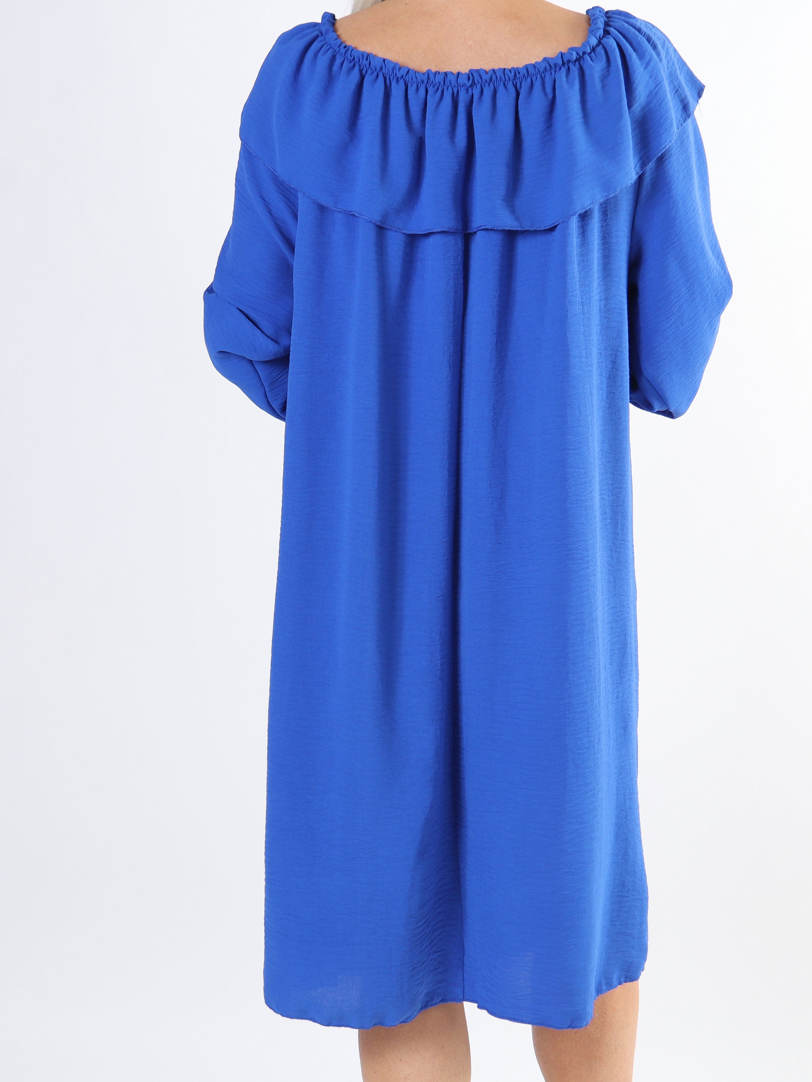 Elpida - Plus size kjole med flæsekant og smock ved ærmet